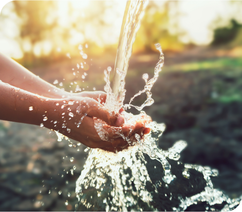 due mani giunte a formare una coppa che raccolgono un getto d'acqua che scorre dall'alto